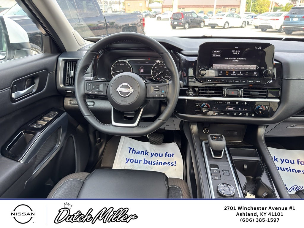 2025 Nissan Pathfinder SL