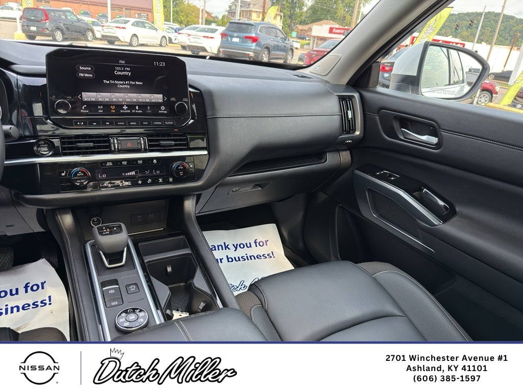 2025 Nissan Pathfinder SL