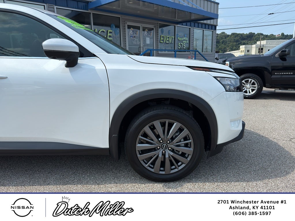 2025 Nissan Pathfinder SL